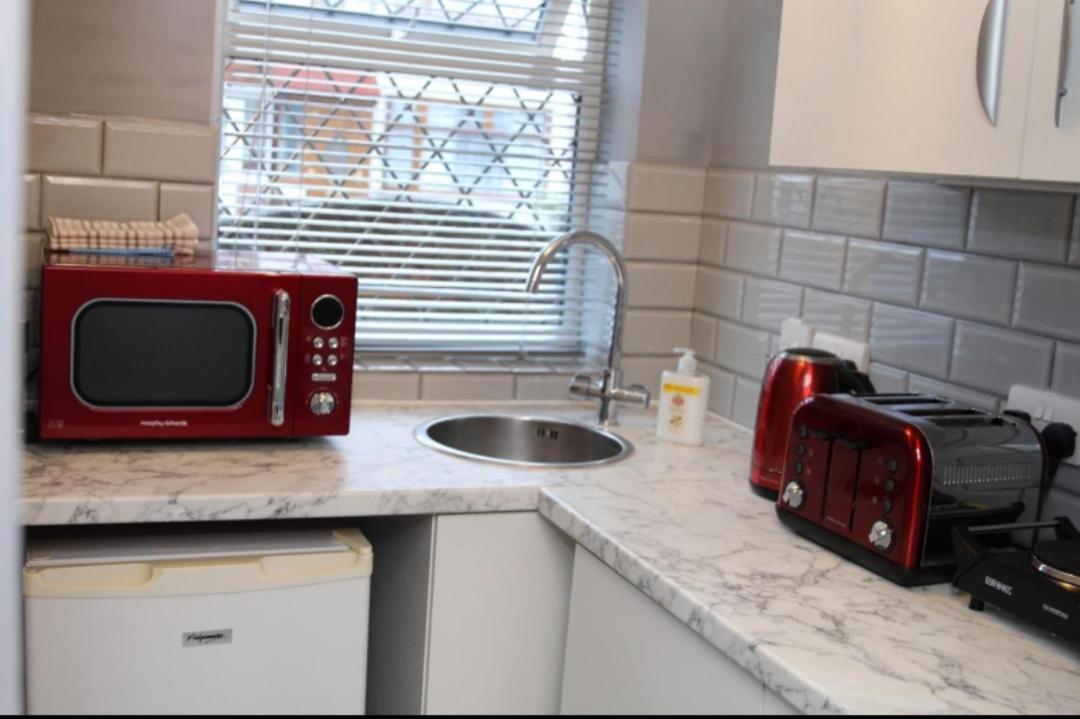 Apartment With Private Hot Tub, Sauna, Ice Bath, Gym Rainham  Εξωτερικό φωτογραφία