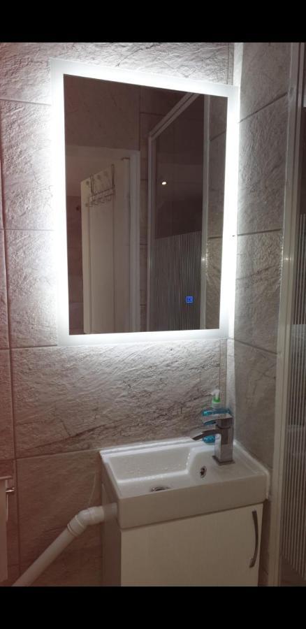 Apartment With Private Hot Tub, Sauna, Ice Bath, Gym Rainham  Εξωτερικό φωτογραφία